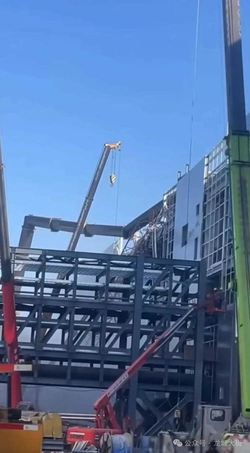 太原一工地起重吊裝機發生斷臂...