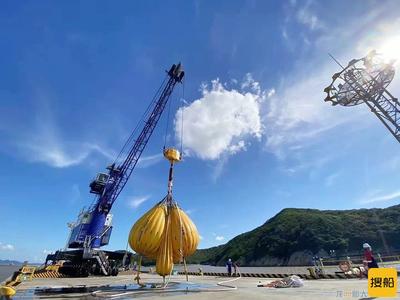 潤邦重機交付國內首臺裝卸LNG罐箱的移動式港口起重機