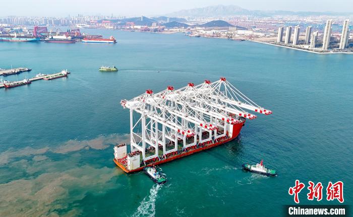 五臺超大型岸橋從青島西海岸新區起運發往埃及