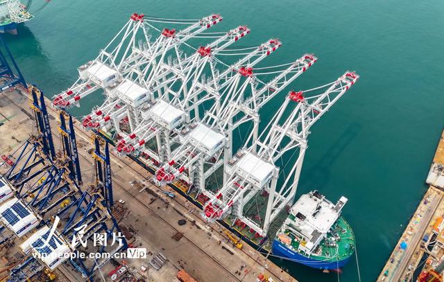 山東青島:超大型岸橋發往埃及