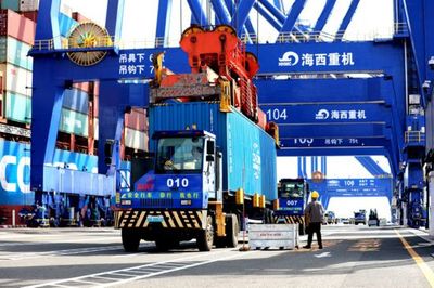 洋浦港 以綠色低碳重機(jī)吊具打造國(guó)際航運(yùn)樞紐新標(biāo)桿